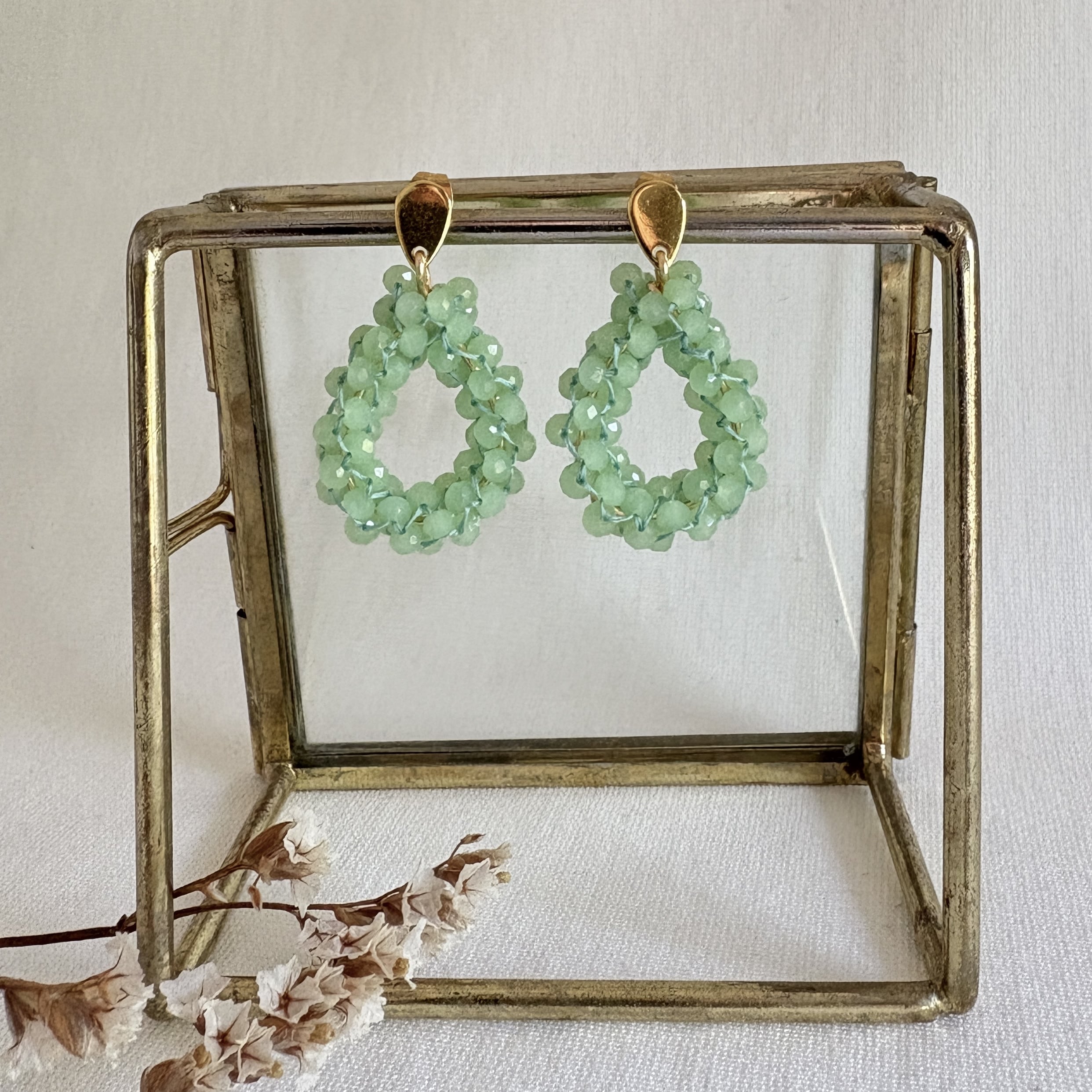 186-Mon-Couleur-sieraden-by-Alinde-licht-mint-groen-druppel-oorbellen-facet-geregen_RVS-goud