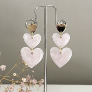 623-Mon-Couleur-sieraden-by-Alinde-resin-licht-roze-poederroze-roze_oorbellen-drie-hartjes-gouden-RVS-hartjes