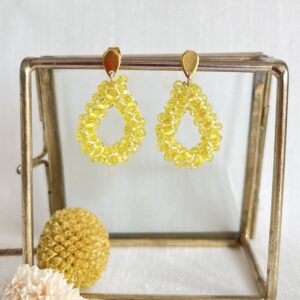 663-Mon-Couleur-sieraden-by-Alinde-druppel-oorbellen-middel-facet-geel-geregen_goud-RVS-oorstekers