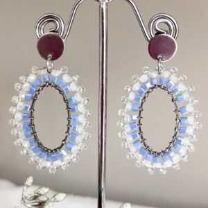 665-Mon-Couleur-sieraden-by-Alinde-ovaal-5-cm-kubus-facet-blauw-lichtblauwe-oorbellen-wit-transparant-geregen_RVS-zilver-oorstekers