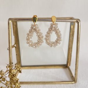 667-Mon-Couleur-sieraden-by-Alinde-druppel-oorbellen-facet-naturel-zand-creme-geregen_RVS-goud-oorstekers
