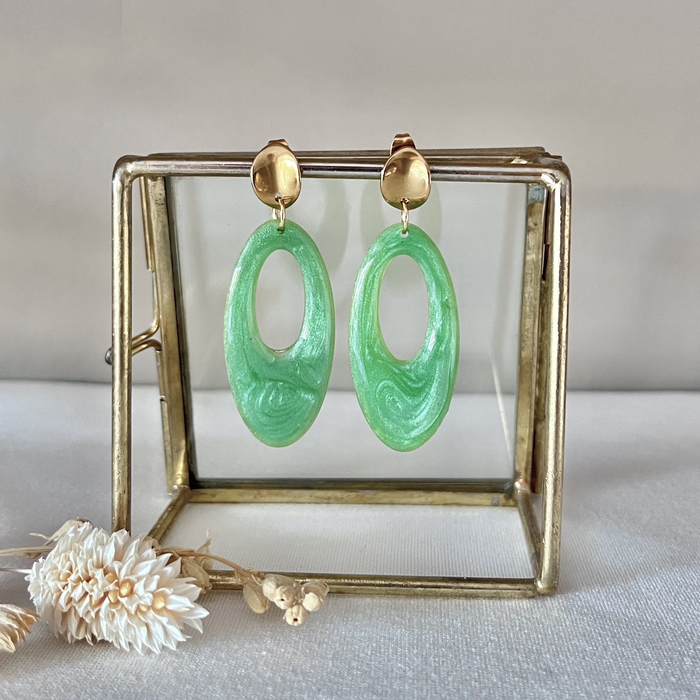 673-Mon-Couleur-sieraden-by-Alinde-resin-lang-ovaal-open-felgroen-groen-grasgroen-oorbellen_goud-RVS-oorstekers