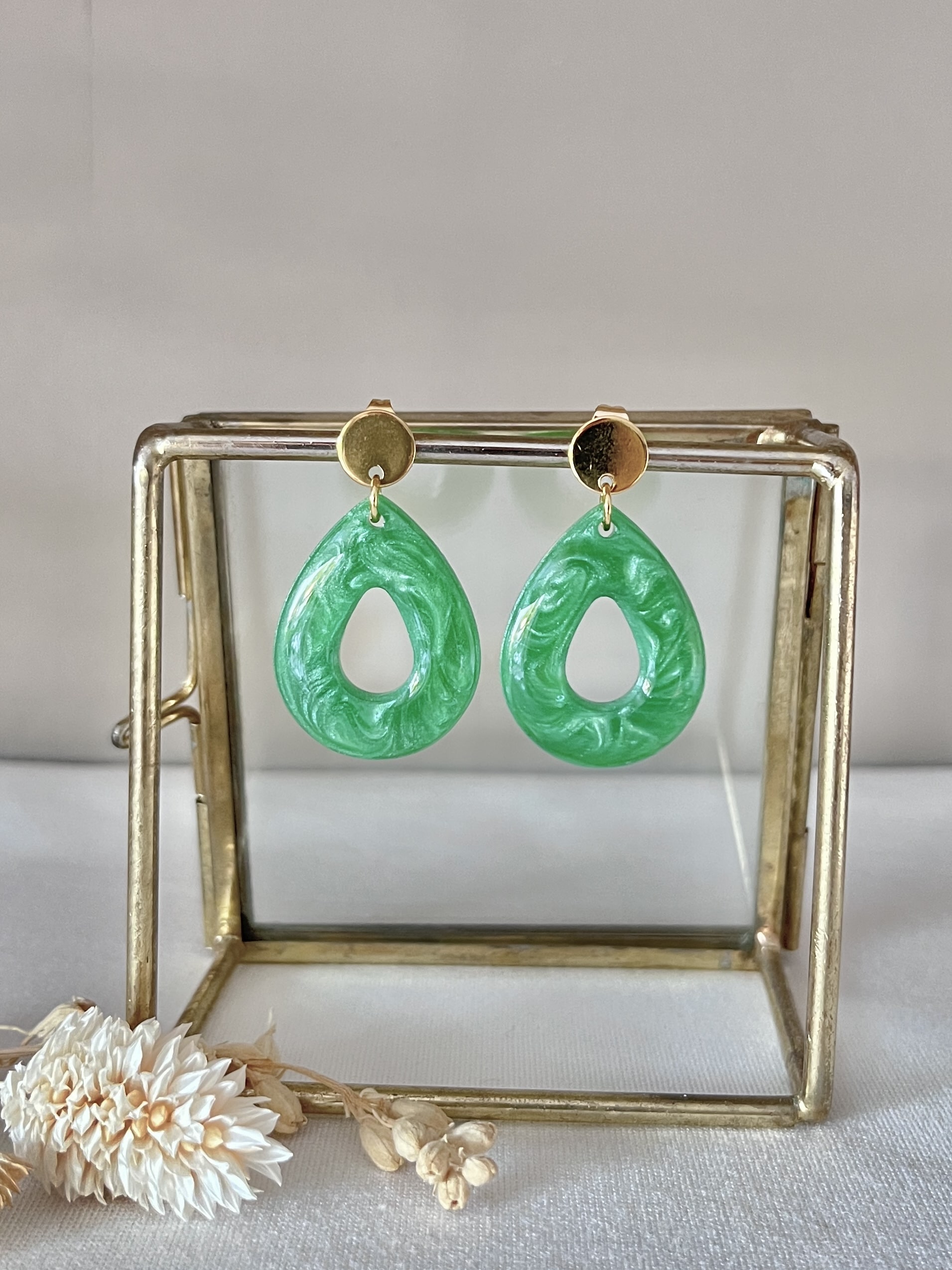 674-Mon-Couleur-sieraden-by-Alinde-resin-druppel-midi-gat-felgroen-groen-grasgroen-oorbellen_gouden-RVS-oorstekers