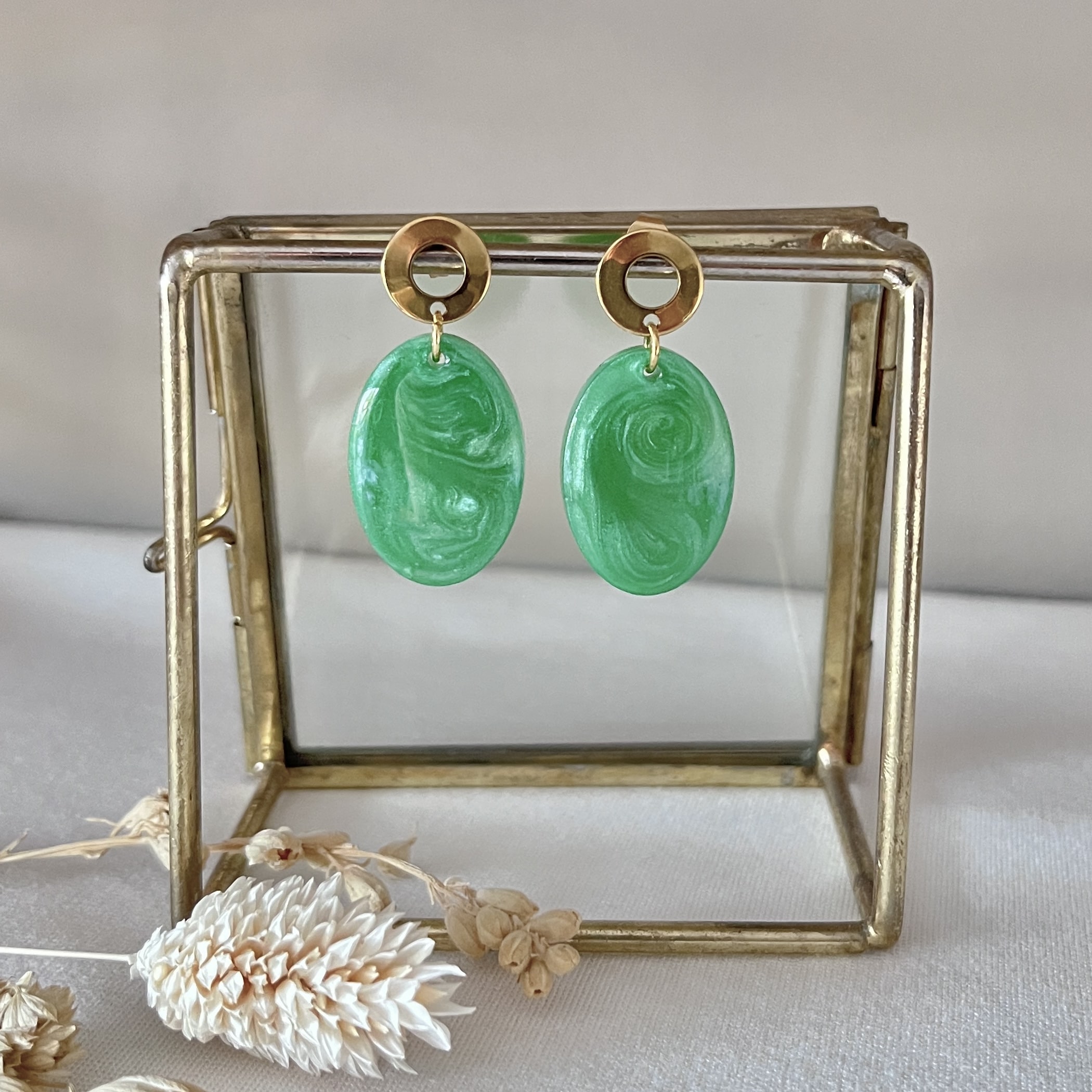 675-Mon-Couleur-sieraden-by-Alinde-resin-ovaal-midi-felgroen-groen-grasgroen-oorbellen_gouden-RVS-oorstekers