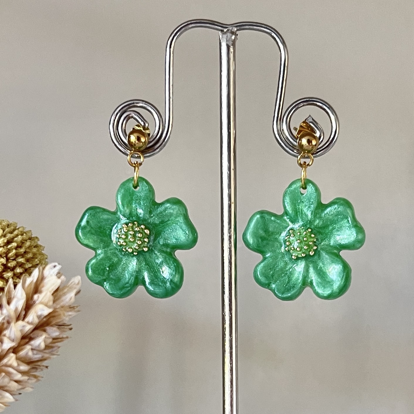 676-Mon-Couleur-sieraden-by-Alinde-resin-bloem-felgroen-groen-grasgroen-oorbellen-gouden-rvs-oorstekers