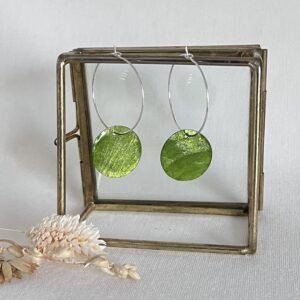 678-Mon-Couleur-sieraden-by-Alinde-rond-schelp-groot-mosgroene-groene-oorbellen_zilveren-rvs-oorringen-creolen