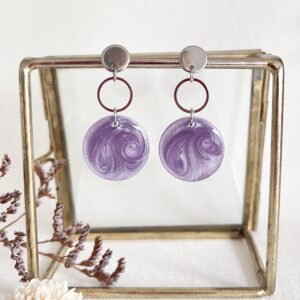 683-Mon-Couleur-sieraden-by-Alinde-resin-lila-oorbellen-rond-mini-ring_zilver-RVS-oorstekers