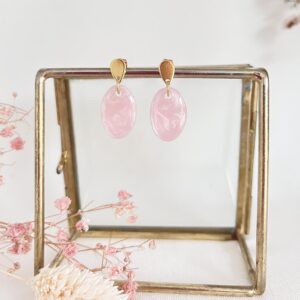 686-Mon-Couleur-sieraden-by-Alinde-licht-roze-oorbellen-ovaal-klein_rvs-gouden-oorstekers