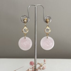695-Mon-Couleur-sieraden-by-Alinde-resin-licht-roze-oorbellen-rond-kristal-tussen_gouden-RVS-oorknopjes