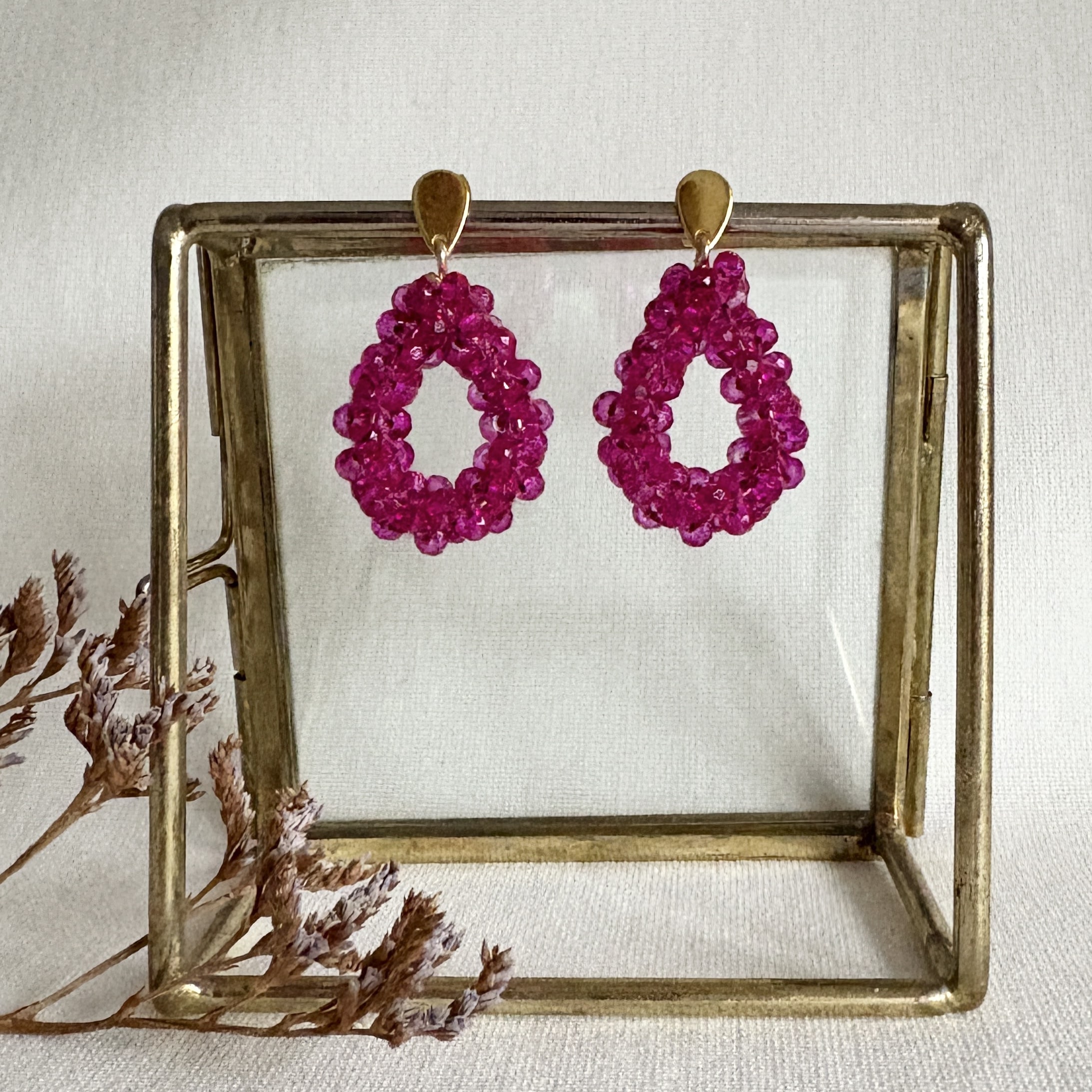 234a-Mon-Couleur-sieraden-by-Alinde-druppel-oorbellen-facet-fuchsia-roze-geregen_RVS-goud-oorstekers