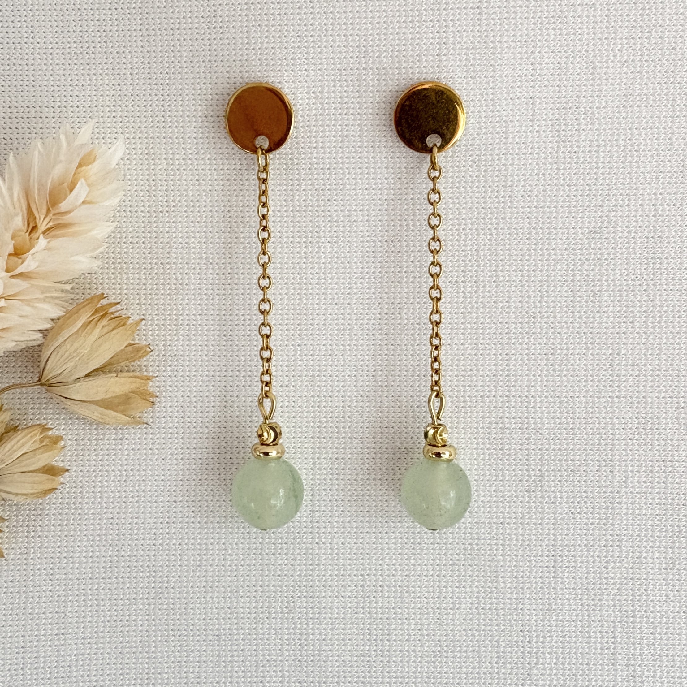 705-Mon-Couleur-sieraden-by-Alinde-lichtgroene-mintgroene-jade-oorbellen-met-ketting_RVS-gouden-oorstekers