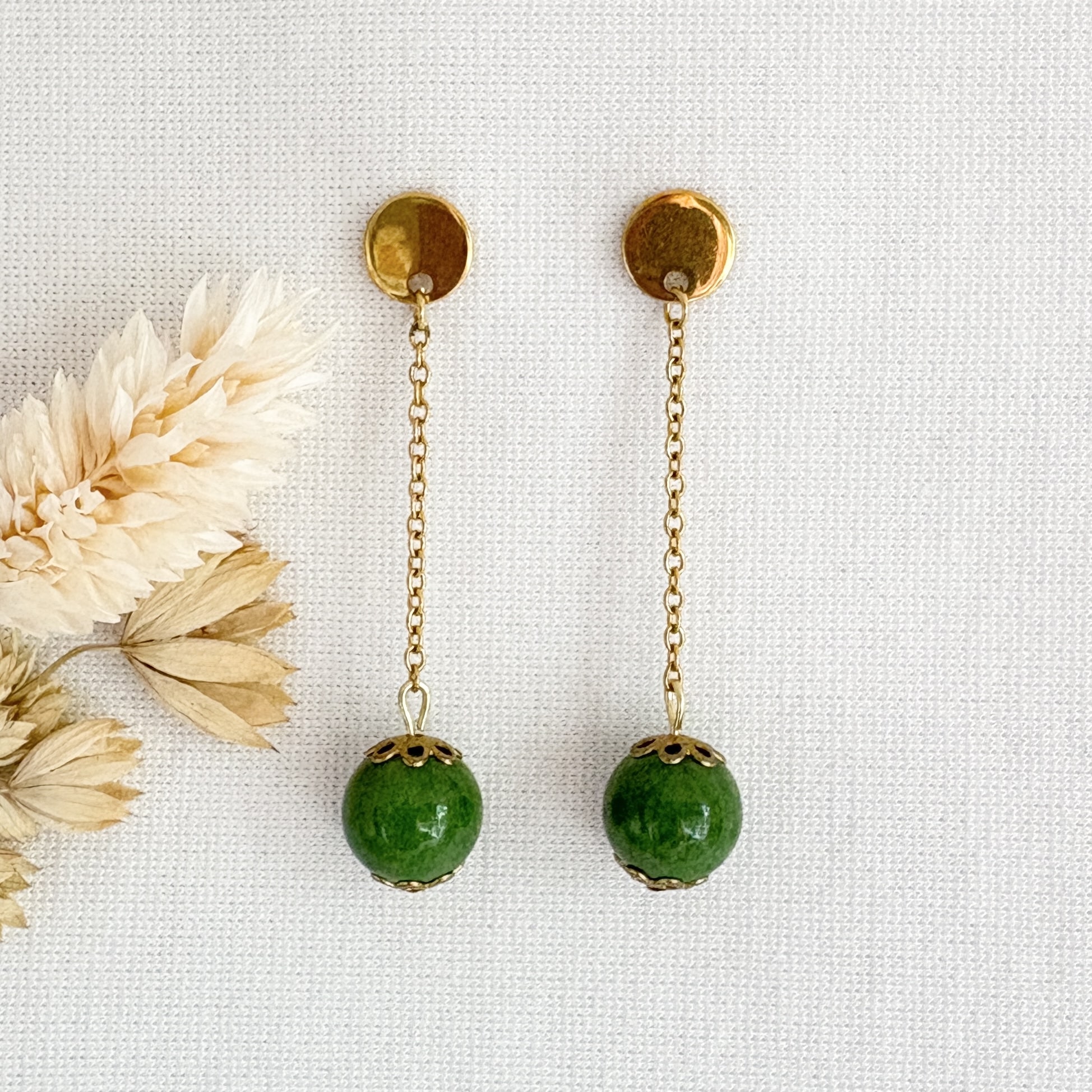 706-Mon-Couleur-sieraden-by-Alinde-grasgroene-groene-jade-oorbellen-met-ketting_RVS-gouden-oorstekers