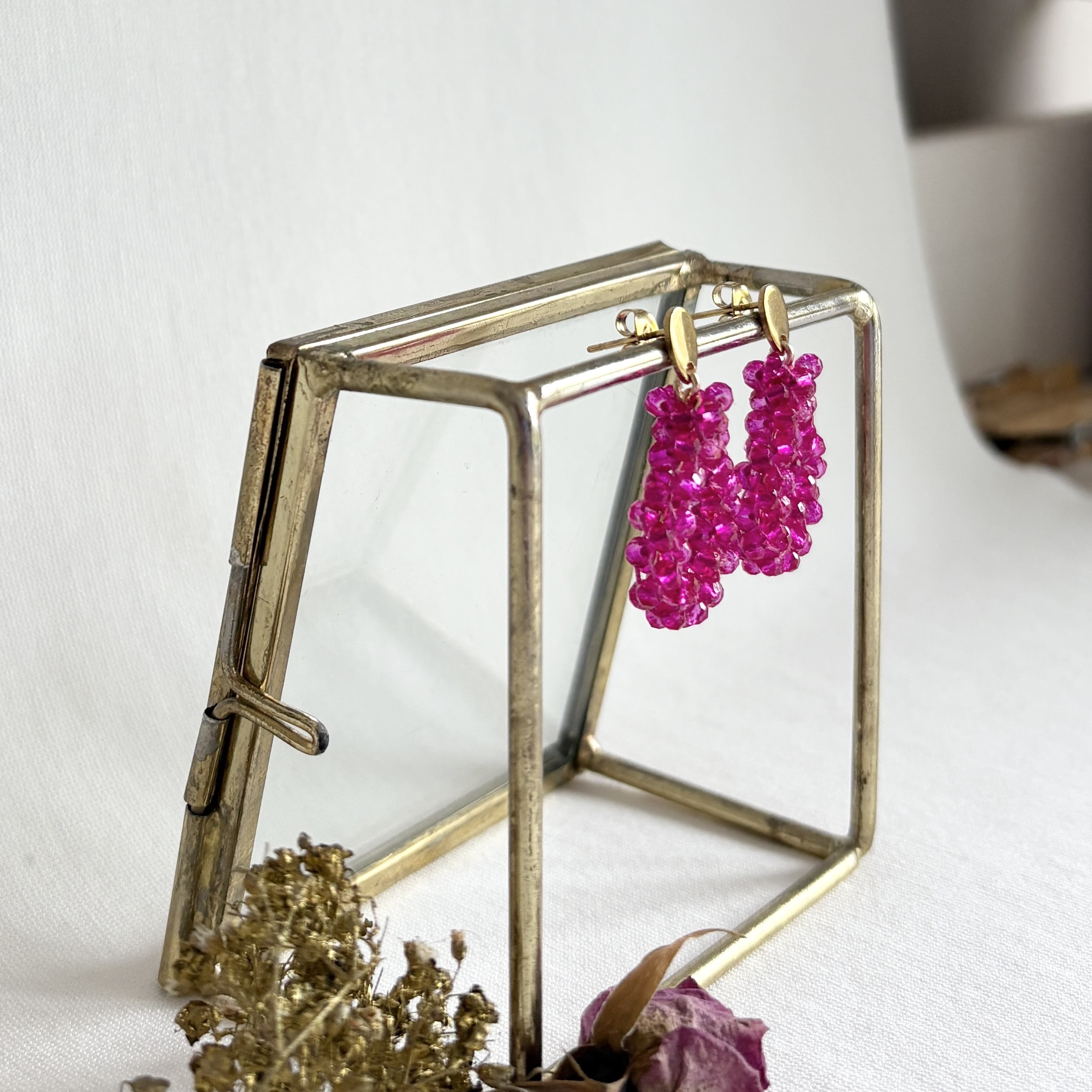 234-Mon-Couleur-sieraden-by-Alinde-druppel-oorbellen-facet-fuchsia-roze-geregen_RVS-goud-oorstekers