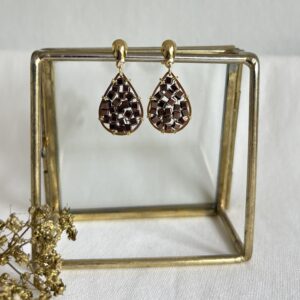 709-Mon-Couleur-sieraden-by-Alinde-druppel-bruine-oorbellen-kubus-bruin-brons_gouden-oorstekers