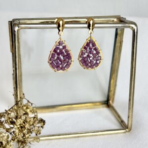 710-Mon-Couleur-sieraden-by-Alinde-druppel-vintage-roze-oorbellen-kubus_gouden-oorstekers