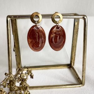 715-Mon-Couleur-sieraden-by-Alinde-resin-bruine-oorbellen-ovaal-midi_gouden-RVS-oorstekers-715