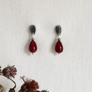 716-Mon-Couleur-sieraden-by-Alinde-bordeauxrode-donkerrode-oorbellen-wijnrode-gladde-druppel_zilveren-RVS-oorsteker