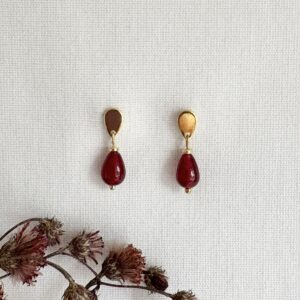 717-Mon-Couleur-sieraden-by-Alinde-bordeauxrode-donkerrode-oorbellen-wijnrode-gladde-druppel_gouden-RVS-oorsteker