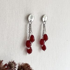 718-Mon-Couleur-sieraden-by-Alinde-bordeauxrode-donkerrode-oorbellen-wijnrode-gladde-druppels_zilveren-RVS-oorsteker