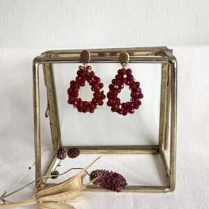 719-Mon-Couleur-sieraden-by-Alinde-bordeauxrode-donkerrode-rode-oorbellen-druppel-facet-goud-kraaltje_gouden-RVS-oorstekers
