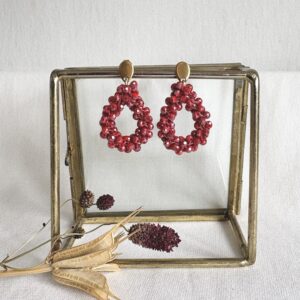720-Mon-Couleur-sieraden-by-Alinde-rode-oorbellen-tomatenrood-bloedkoraalrood-druppel-facet_gouden-RVS-oorstekers