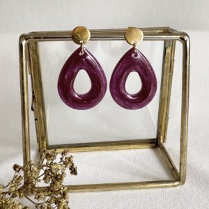 722-Mon-Couleur-sieraden-by-Alinde-paarse-aubergine-oorbellen-open-druppel_rvs-gouden-oorstekers-