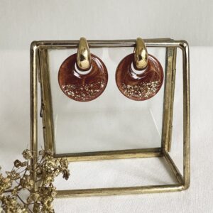 723-Mon-Couleur-sieraden-by-Alinde-resin-donkerbruine-oorbellen-rond-open-glitters_gouden-oorstekers-creool