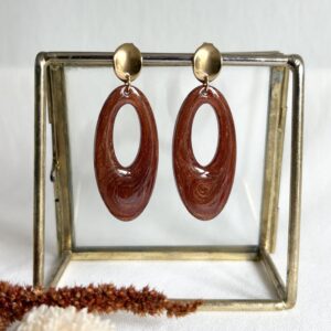 726-Mon-Couleur-sieraden-by-Alinde-resin-donkerbruine-oorbellen-lang-ovaal-open_goud-RVS-oorstekers