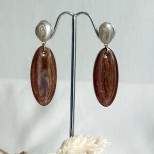 727-Mon-Couleur-sieraden-by-Alinde-resin-donkerbruine-oorbellen-lang-ovaal-_taupe-oorstekers