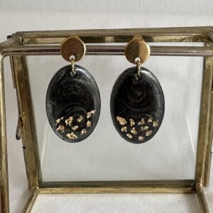 729-Mon-Couleur-sieraden-by-Alinde-resin-antraciet-grijze-oorbellen-midi-ovaal-grijs-goudvlokjes_RVS-gouden-oorstekers