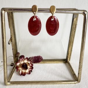 730-Mon-Couleur-sieraden-by-Alinde-resin-bordeauxrood-rode-oorbellen-ovaal-mini-rood-wijnrood-_gouden-RVS-oorstekers-730