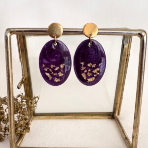 578 - Mon-Couleur-sieraden-by-Alinde-resin-paarse-oorbellen-ovaal-midi-goudvlokjes-RVS-gouden-oorstekers