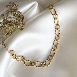 736-Mon-Couleur-sieraden-by-Alinde_armband-RVS-goud-ovaal-groot-gedraaid-klein-geribbeld