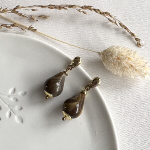 739-Mon-Couleur-sieraden-by-Alinde-bruine-natuursteen-oorbellen-druppel_goud-RVS-oorstekers