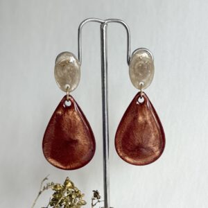 740-Mon-Couleur-sieraden-by-Alinde-resin-donkerbruine-oorbellen-druppel-groot_taupe-oorstekers-ovaal