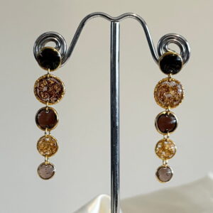 741-Mon-Couleur-sieraden-by-Alinde-donkerbruine-oorbellen-gouden-ringetjes-goudvlok-resin