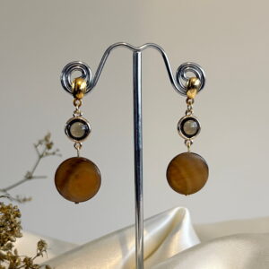 742-Mon-Couleur-sieraden-by-Alinde-donkerbruine-oorbellen-schelp-transp.-bruin-connector-rvs-gouden-oorstekers