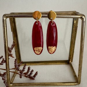 757-Mon-Couleur-sieraden-by-Alinde-resin-bordeauxrood-donkerrode-oorbellen-smal-lang-rood-wijnrood-goudvlokjes_rvs-gouden-oorstekers