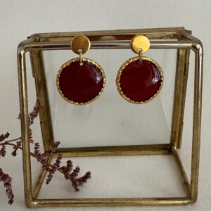 758-Mon-Couleur-sieraden-by-Alinde-resin-bordeauxrood-donkerrode-oorbellen-rond-twist-gouden-ring-rood-wijnrood_rvs-gouden-oorstekers