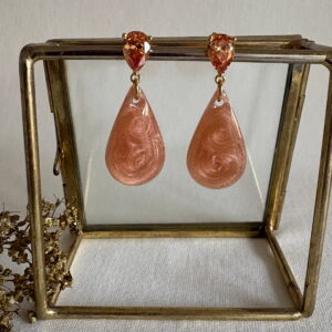 759-Mon-Couleur-sieraden-by-Alinde-resin-zalm-perzik-peach-oorbellen-druppel-midi_peach-kristal-gouden-RVS-oorstekers