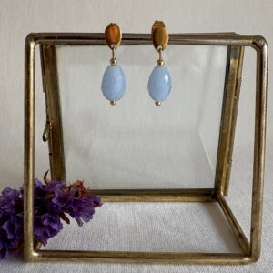 760-Mon-Couleur-sieraden-by-Alinde-licht-blauwe-oorbellen-kleine-druppel-facet_gouden-RVS-oorstekers