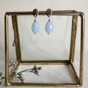 761-Mon-Couleur-sieraden-by-Alinde-licht-blauwe-oorbellen-kleine-druppel-facet_zilveren-RVS-oorstekers