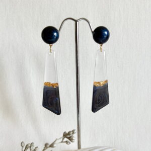 762-Mon-Couleur-sieraden-by-Alinde-resin-donkerblauwe-oorbellen-lang-smal-transparant-goudvlokken_donkerblauwe-oorstekers