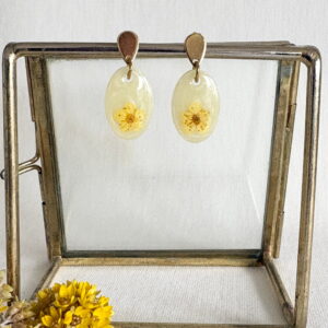 764.00-Mon-Couleur-sieraden-by-Alinde-resin-licht-gele-oorbellen-ovaal-mini-gele-droogbloem_gouden-RVS-oorstekers