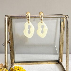 765.00-Mon-Couleur-sieraden-by-Alinde-resin-licht-gele-oorbellen-onregelmatig-ovaal-open_gouden-RVS-oorstekers