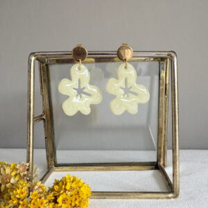 766.00-Mon-Couleur-sieraden-by-Alinde-resin-licht-gele-oorbellen-bloem-open_gouden-RVS-oorstekers