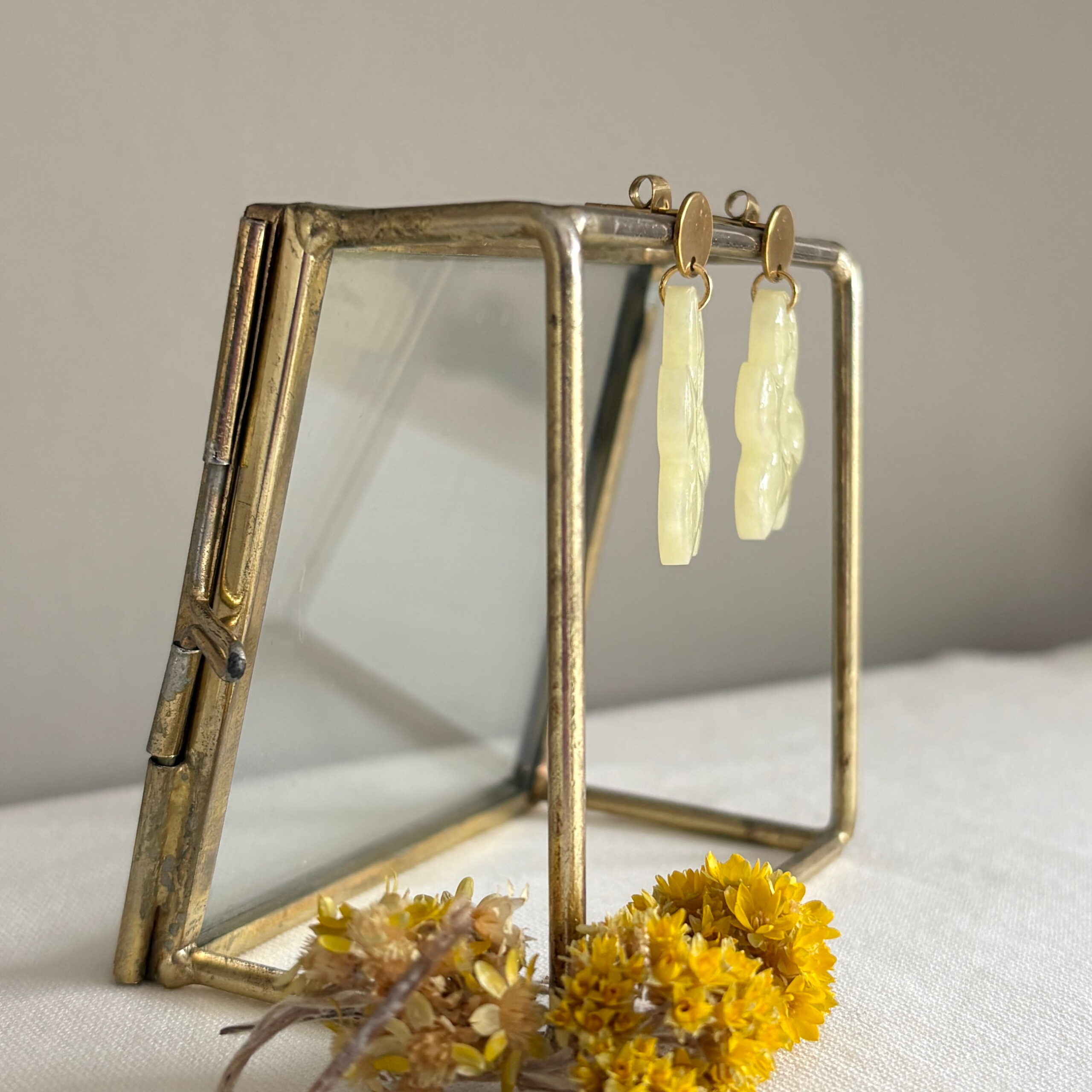 766.00-Mon-Couleur-sieraden-by-Alinde-resin-licht-gele-oorbellen-bloem-open_gouden-RVS-oorstekers