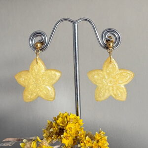 769.00-Mon-Couleur-sieraden-by-Alinde-resin-gele-oorbellen-bloem_gouden-rvs-oorknopjes