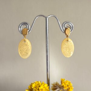 770.00-Mon-Couleur-sieraden-by-Alinde-resin-zacht-gele-oorbellen-ovaal-klein-gouden-glitters_gouden-RVS-oorstekers