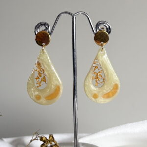 772.00-Mon-Couleur-sieraden-by-Alinde-resin-licht-gele-oorbellen-druppel-groot-donkergeel-goudvlokken_gouden-RVS-oorstekers